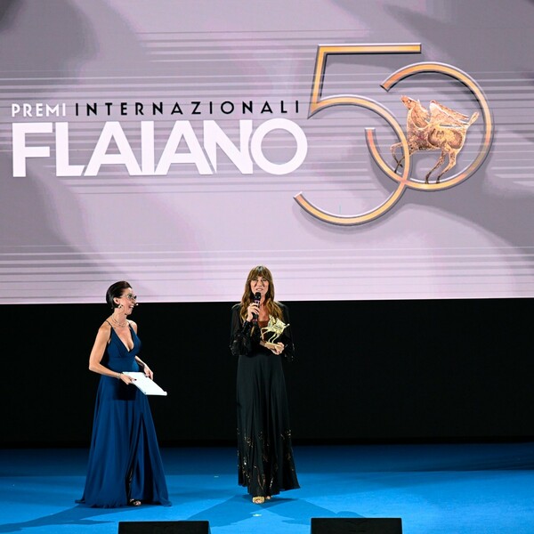 Virginia Raffaele Con Il Pegaso D&#039;oro